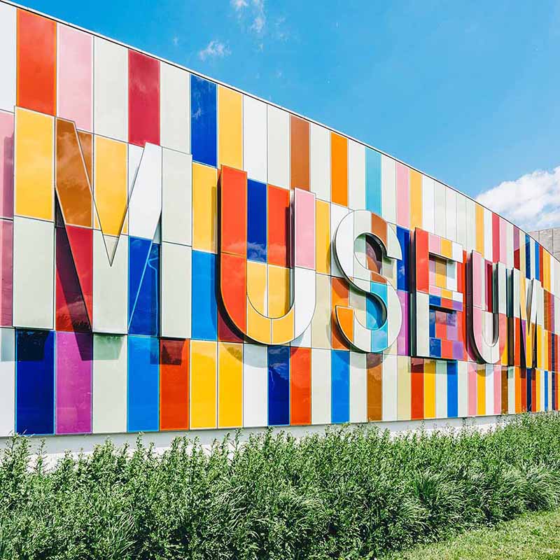 Rainbowcolored Museums wall